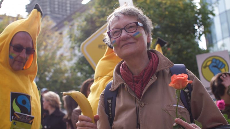 Un militante Fairtrade Belgium manifeste pour le lancement de la semaine du commerce équitable.