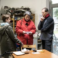 L’un des responsables des Atelier du rue de Voot conseille des clients