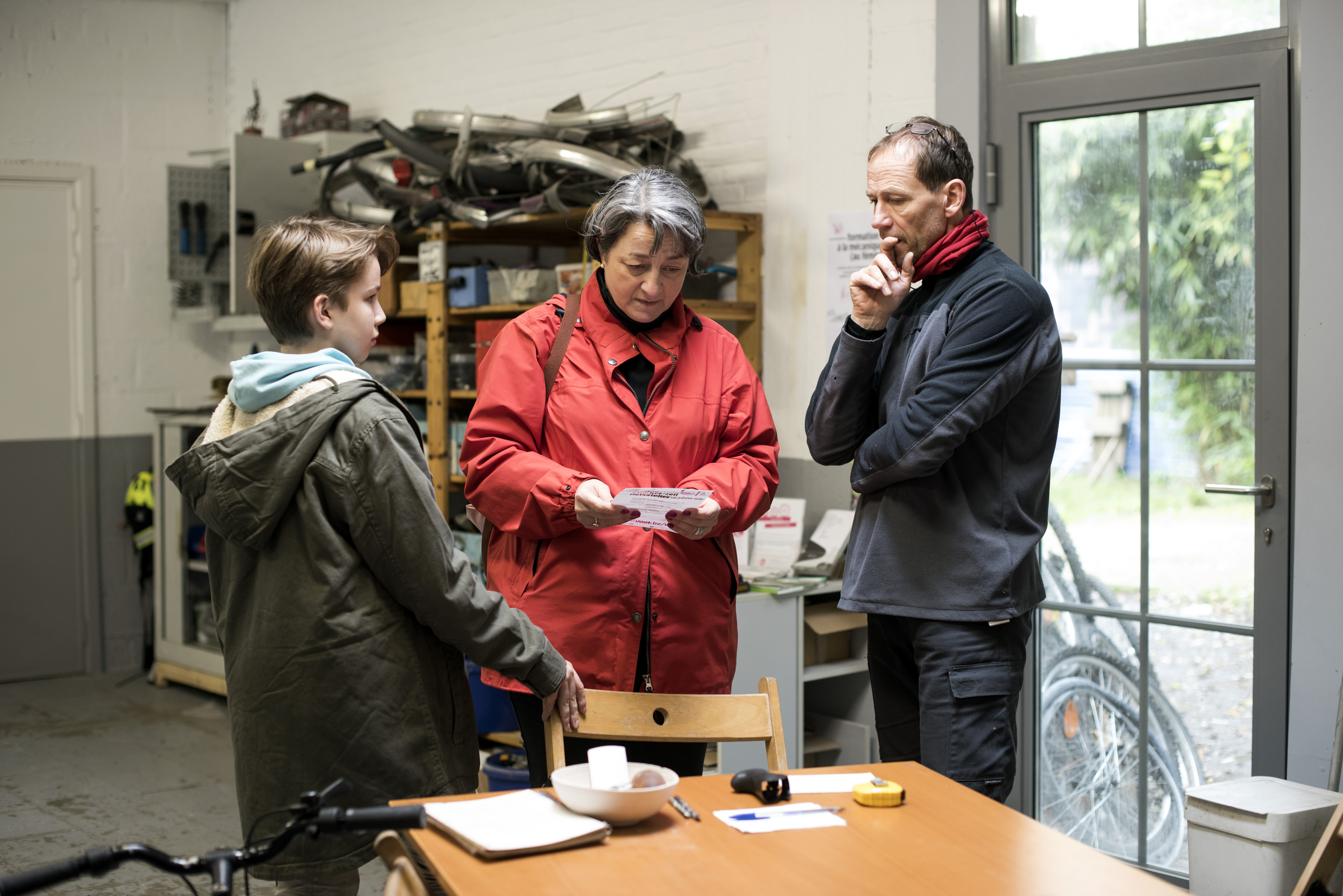 L’un des responsables des Atelier du rue de Voot conseille des clients