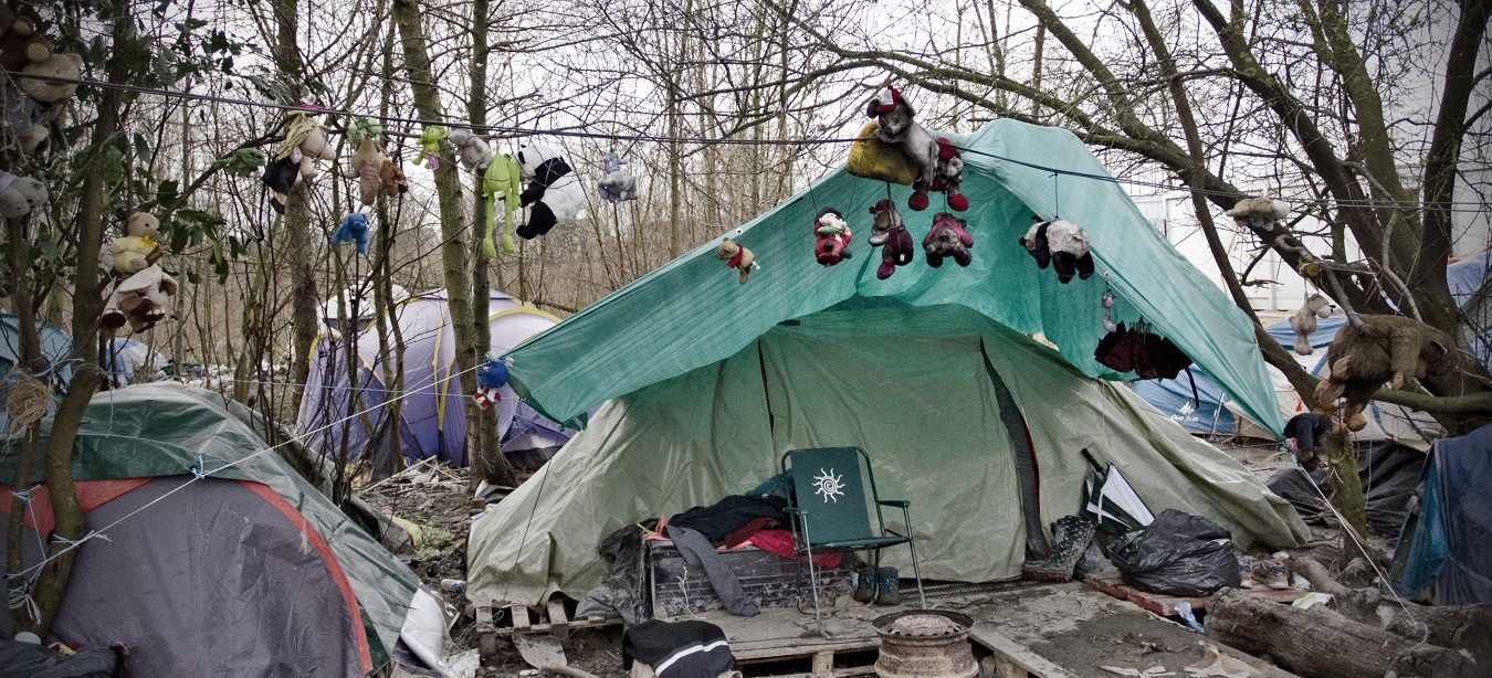 Guirlande de peluches dans le camp de réfugiés de Grande-Synthe.