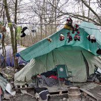 Guirlande de peluches dans le camp de réfugiés de Grande-Synthe.