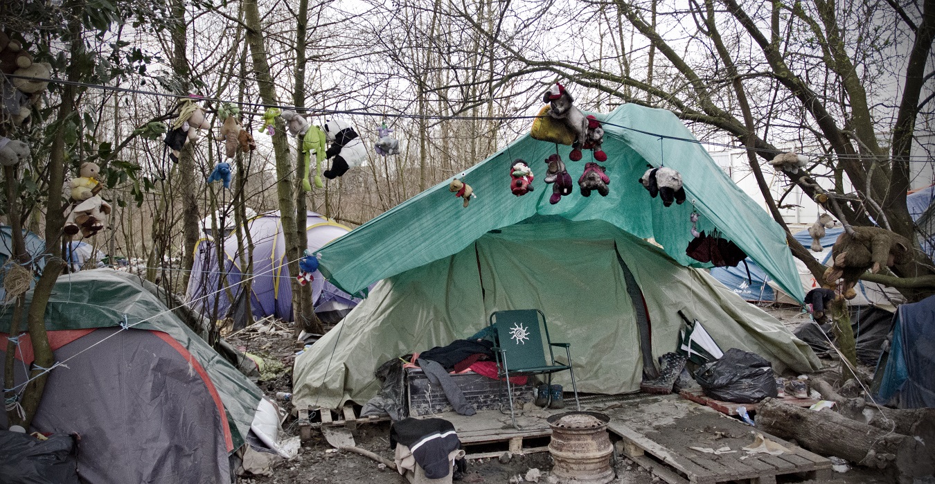 Guirlande de peluches dans le camp de réfugiés de Grande-Synthe.