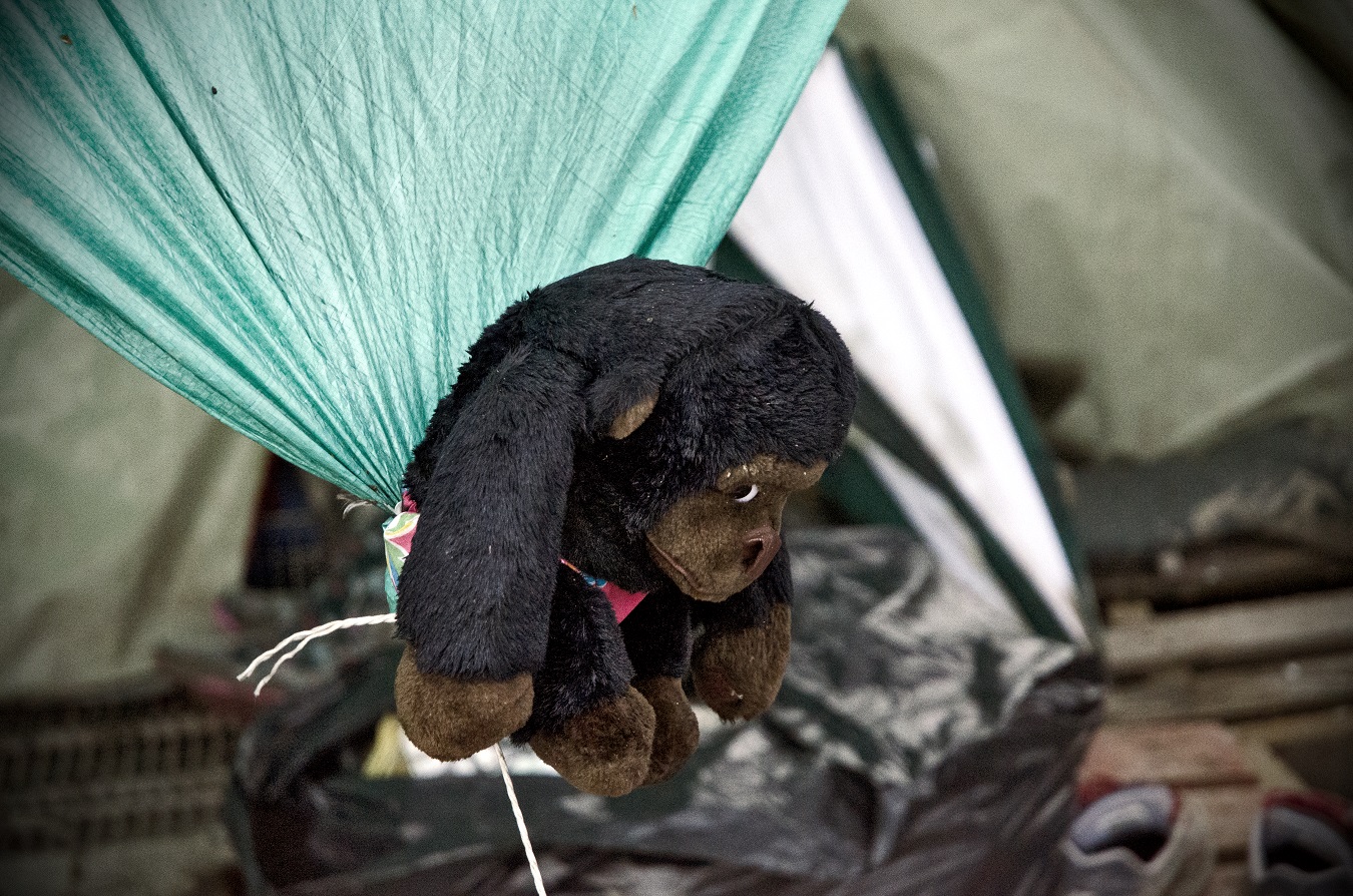 Peluche dans le camp de réfugiés de Grande-Synthe. Photographie : Florian De Schutter.