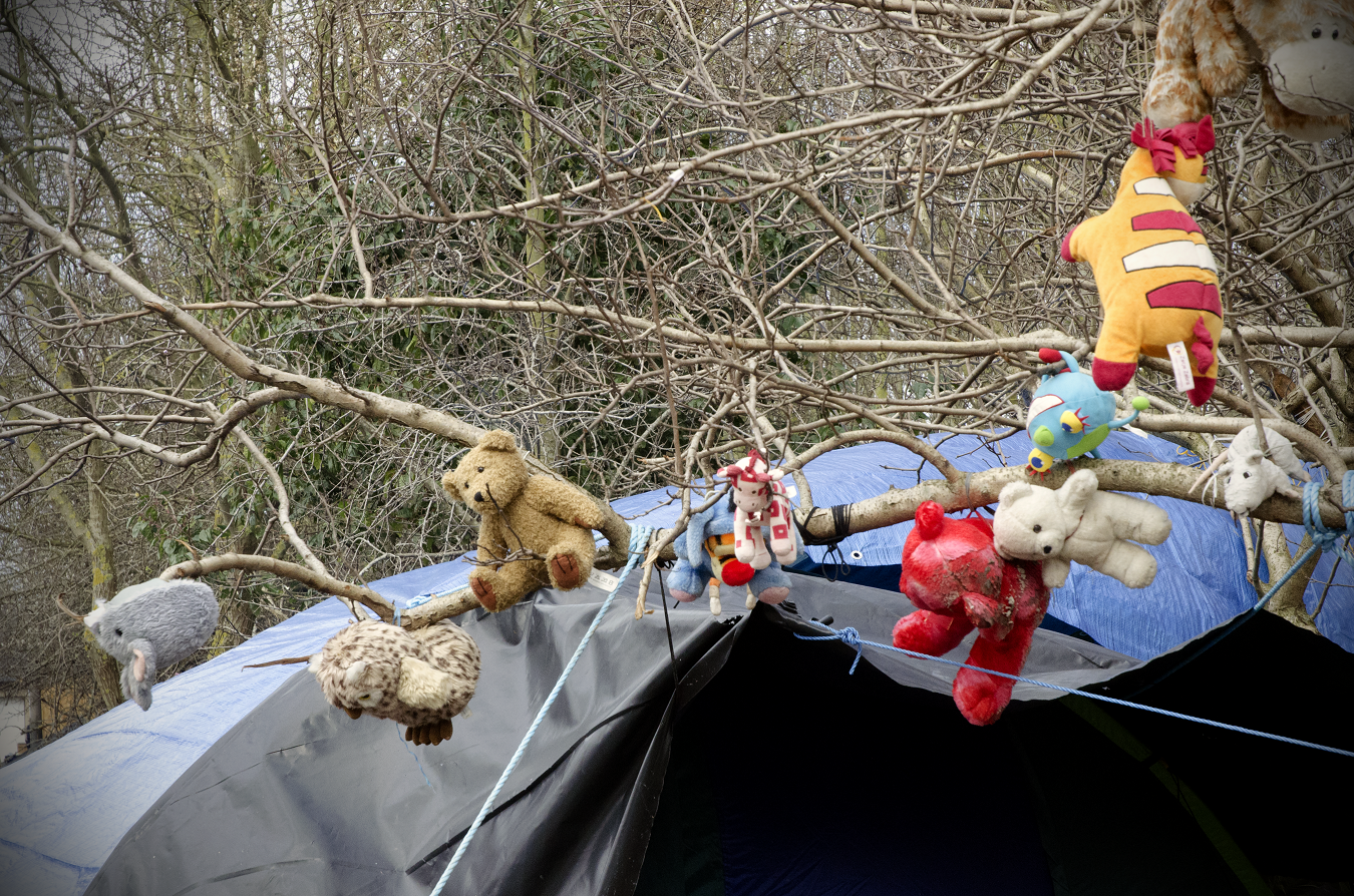 Guirlande de peluches dans le camp de réfugiés de Grande-Synthe.