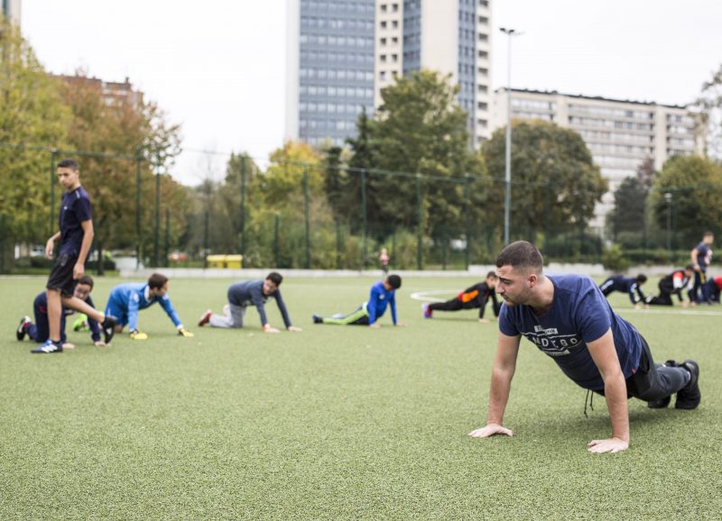 Dries, en position pompage devant la trentaine de jeunes qu'il entraine.