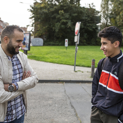 Yassin discute avec un élève de l'école des devoirs