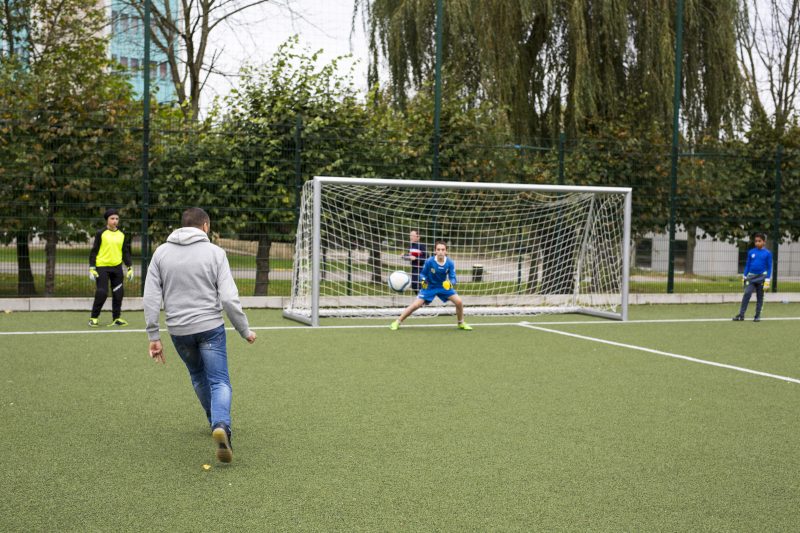 Yassin tire dans la balle en direction du goal