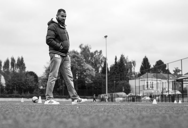 Youness, éducateur de rue regarde que les jeunes fassent bien leurs exercices.