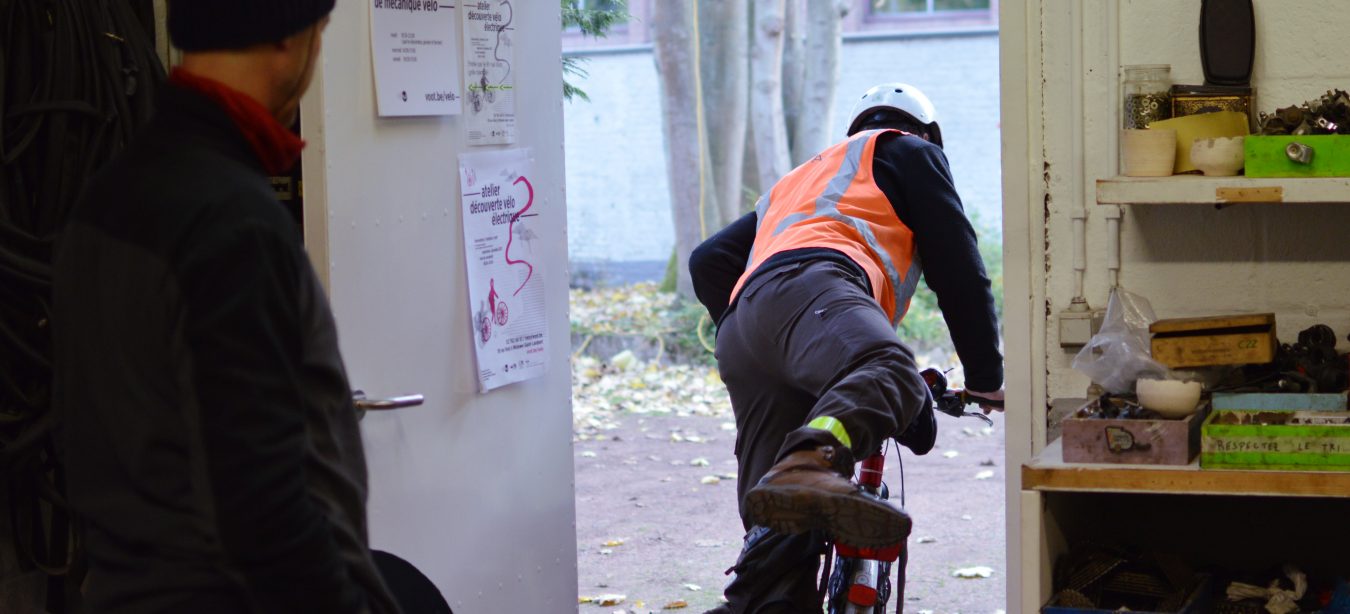 Un homme part des Ateliers rue de Voot à vélo.