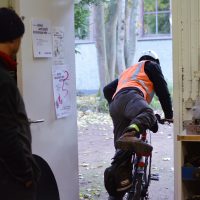 Un homme part des Ateliers rue de Voot à vélo.