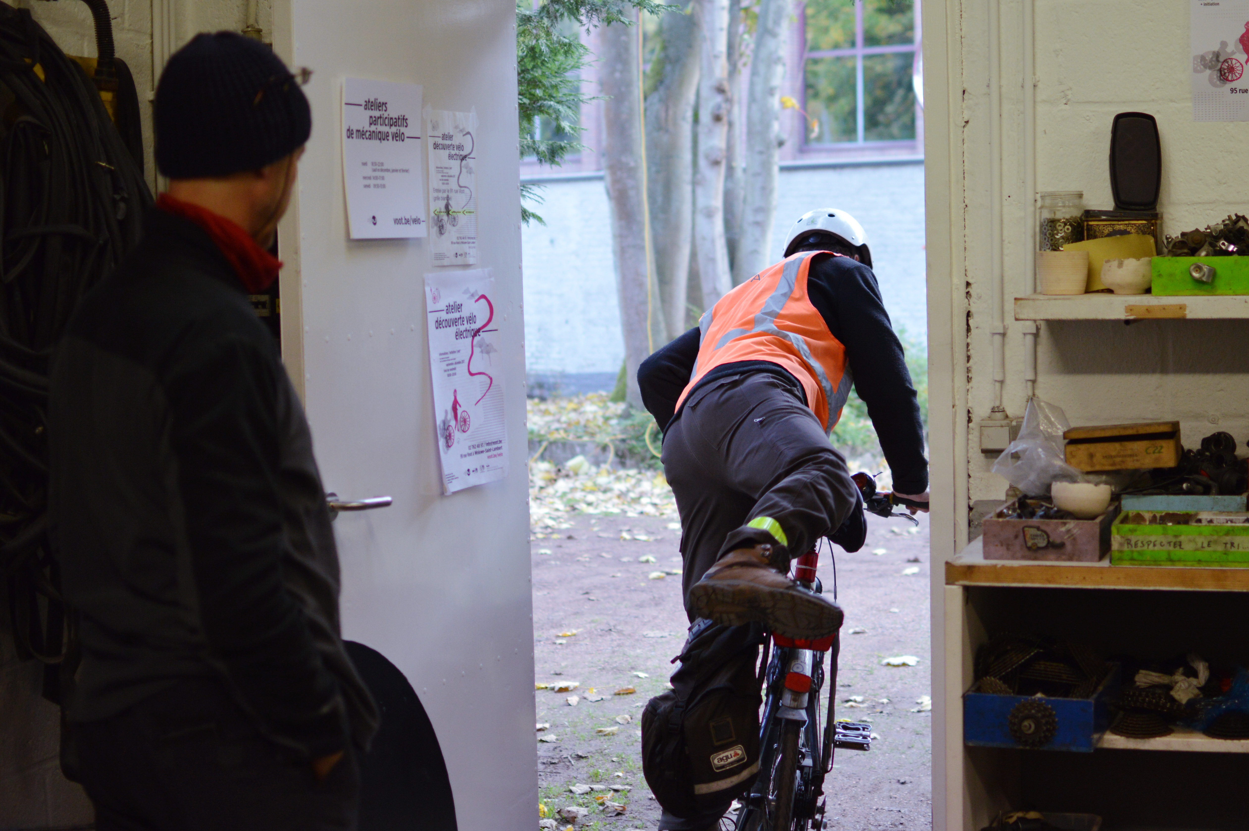 Un homme part des Ateliers rue de Voot à vélo.