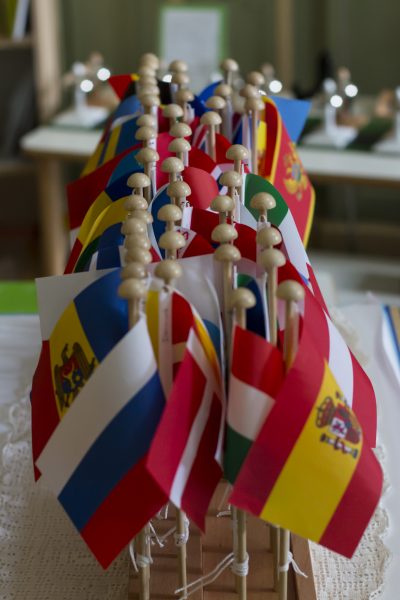 Multitude de différents drapeaux nationaux posés sur une table