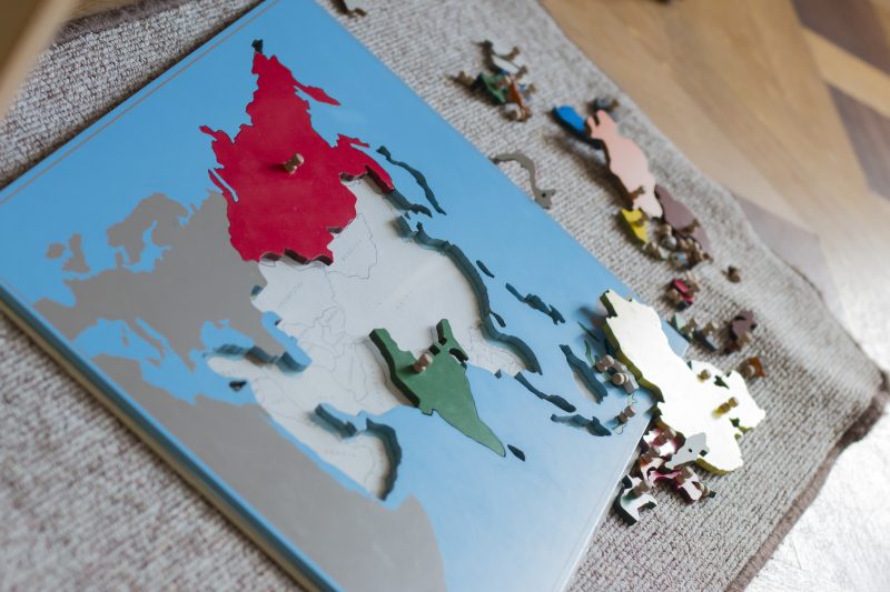 Jeu géographique de reconstitution de l'Asie via des pièces de puzzle formant les différents pays