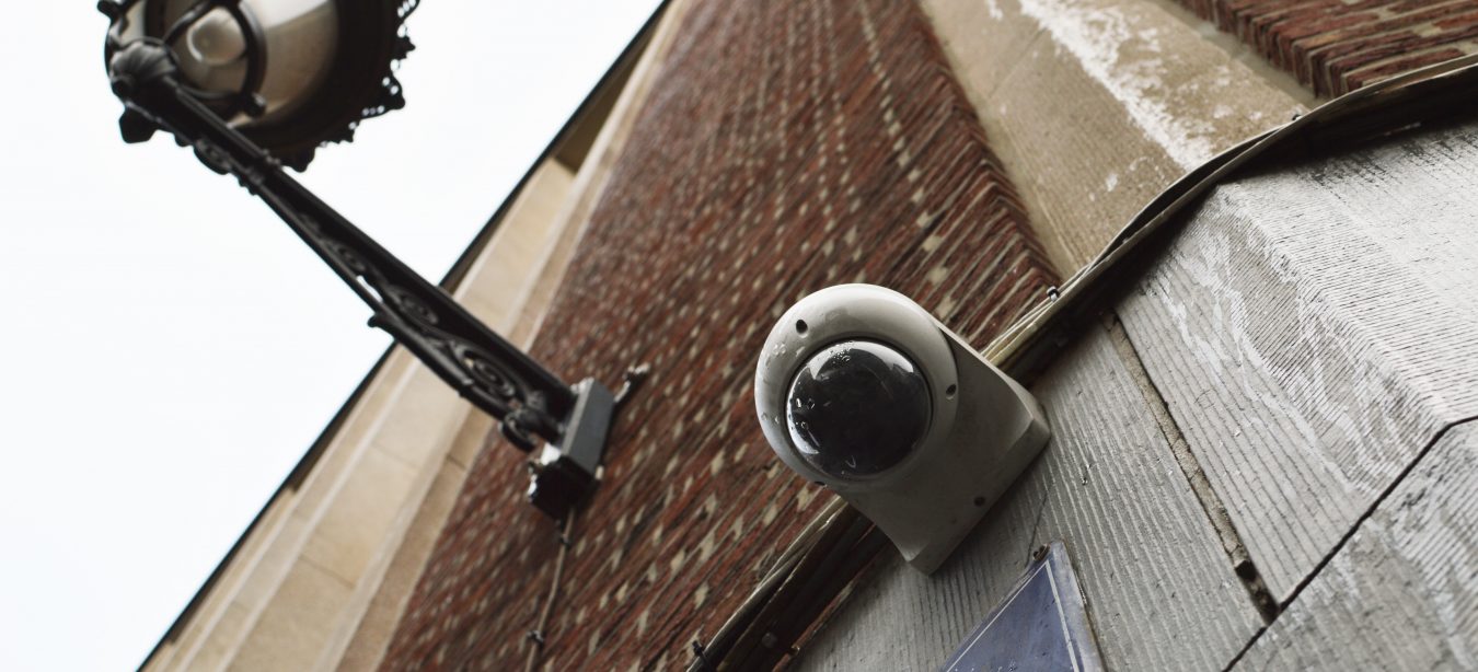 Petite caméra de surveillance à 360° sur le mur de l'IHECS