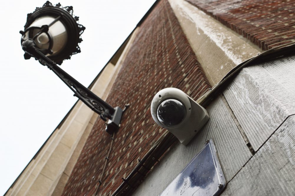 Petite caméra de surveillance à 360° sur le mur de l'IHECS