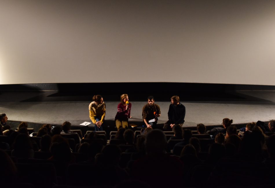 Quatre intervenants débattent après la projection du film "Le Roundup devant ses juges"