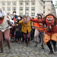 Photo montrant les activistes de l'EZLN en train de courir en face du Palais de Justice