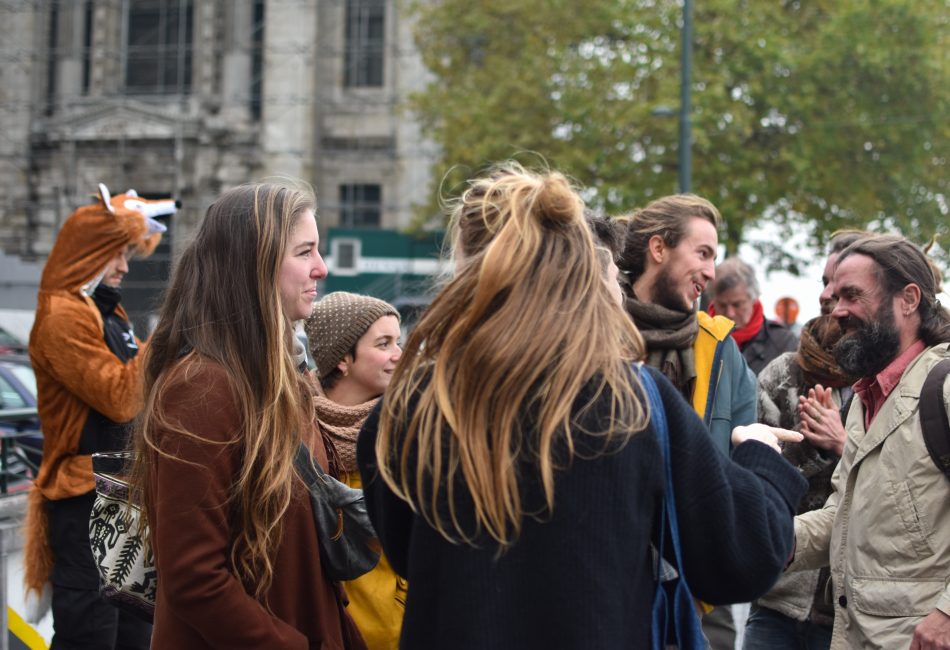 Les prévenus se dirigent vers le Palais de Justice soutenus par les chants du reste de la troupe.