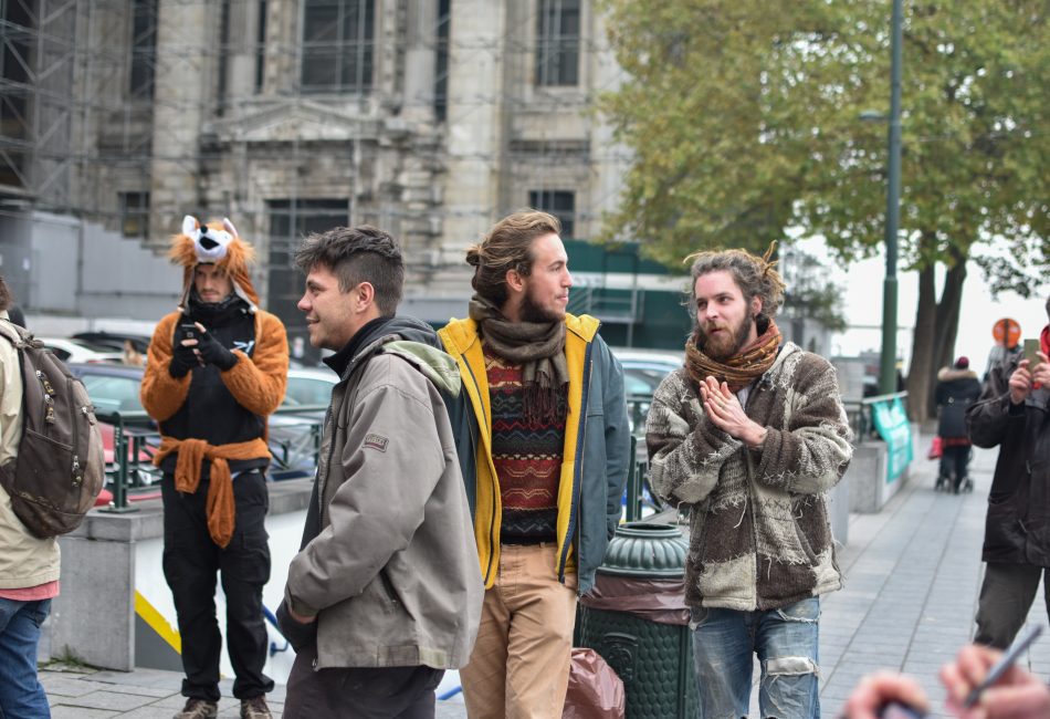 Les prévenus se dirigent vers le Palais de Justice soutenus par les chants du reste de la troupe.