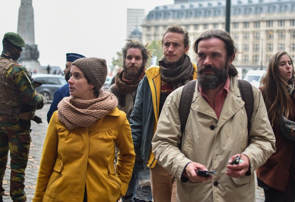 Les prévenus se dirigent vers le Palais de Justice soutenus par les chants du reste de la troupe.