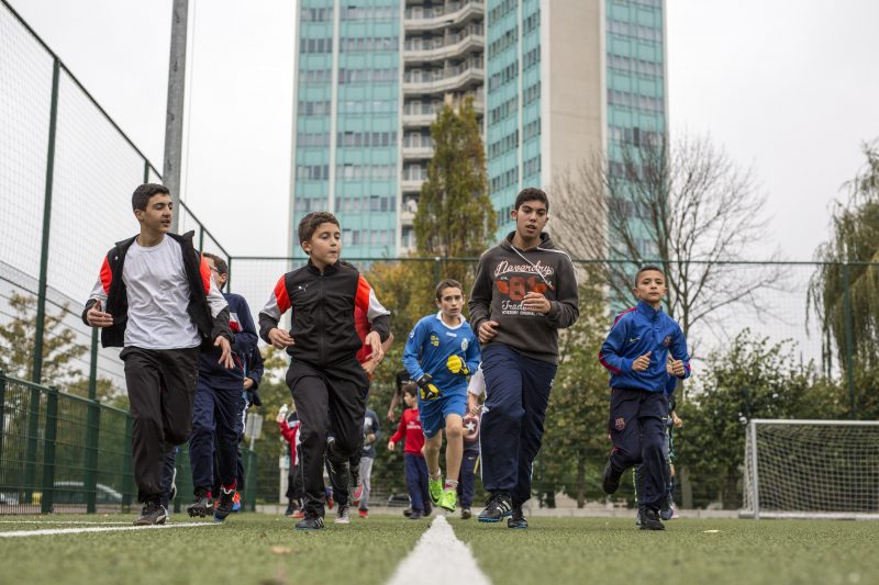 Les jeunes de Ganshoren s'échauffent en faisant des tours de terrain