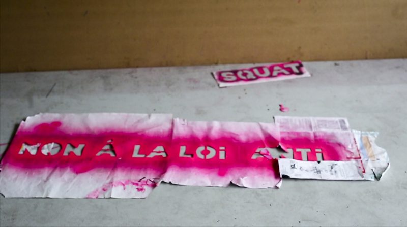 Pochoir utilisé pour faire les banderoles "Non à la loi anti-squat"