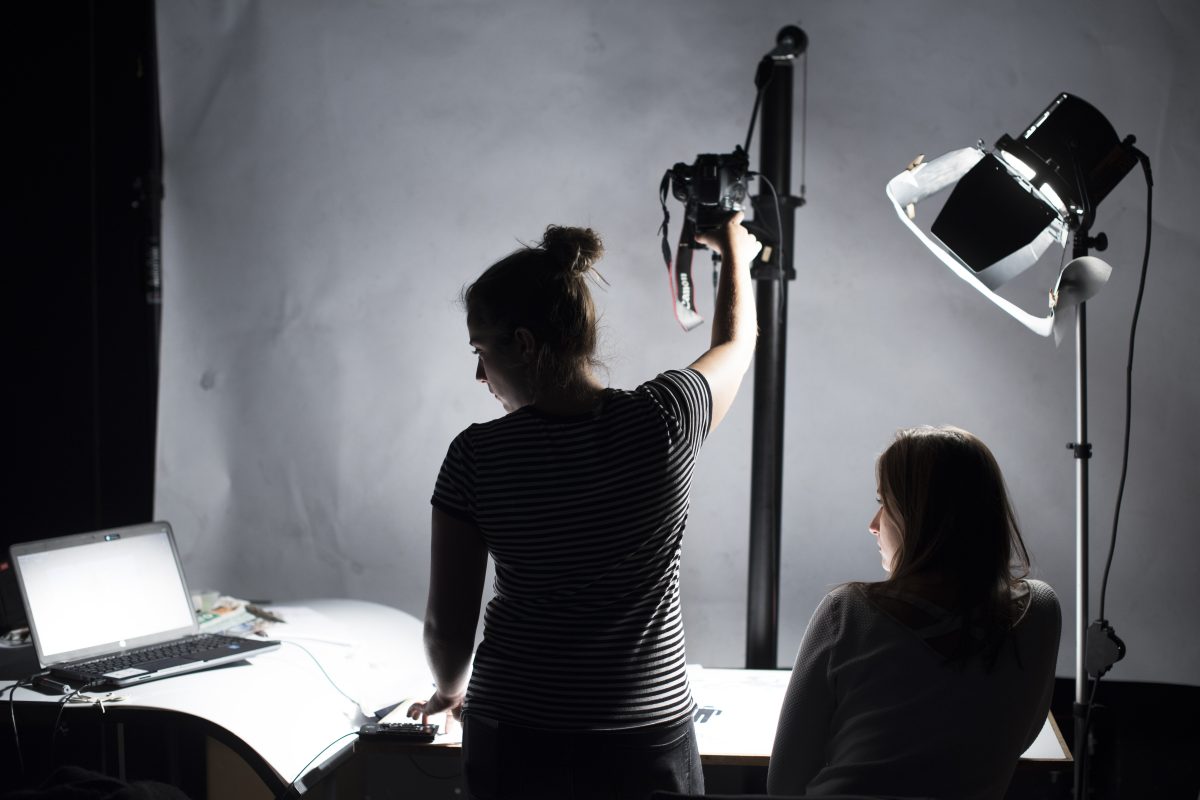 Photo montrant deux élèves, dans la lumière des spots de lumière au studio.