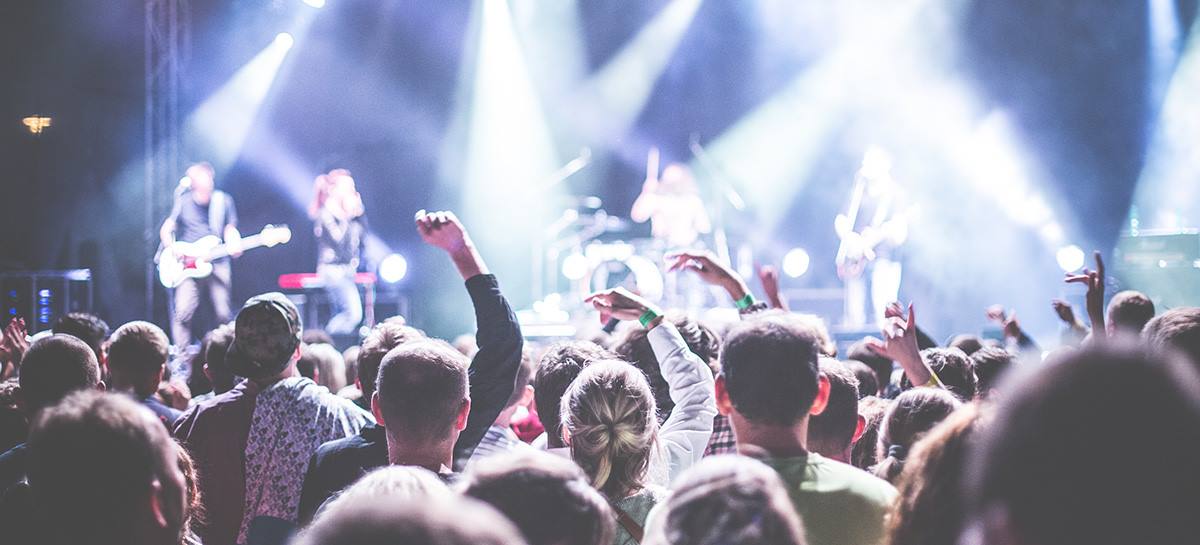 Bruxelles réduit son volume sonore pour préserver les oreilles des jeunes Bruxellois.