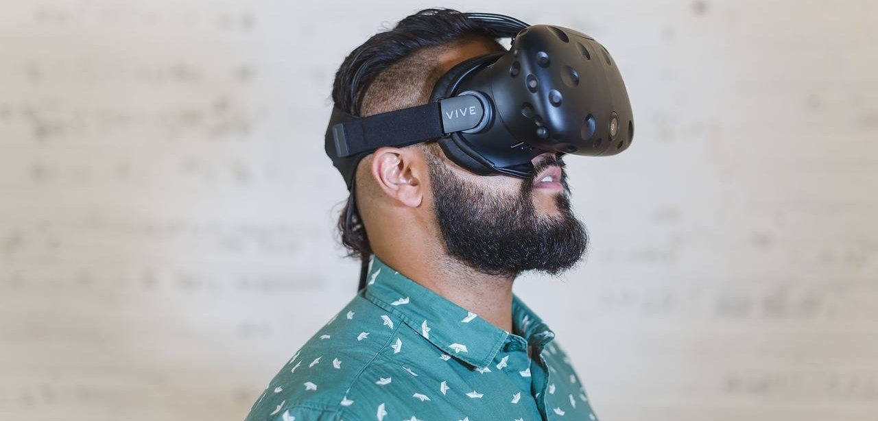 Homme avec un casque de réalité virtuelle