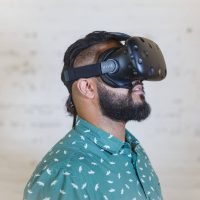 Homme avec un casque de réalité virtuelle