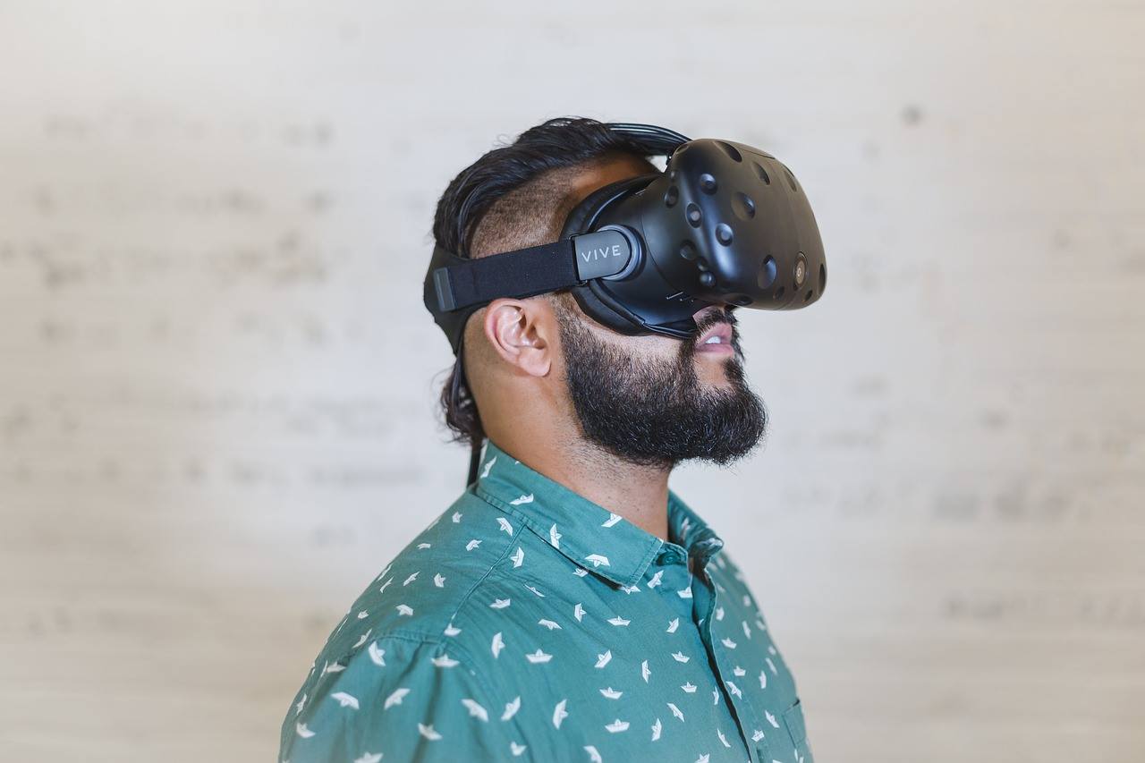 Homme avec un casque de réalité virtuelle