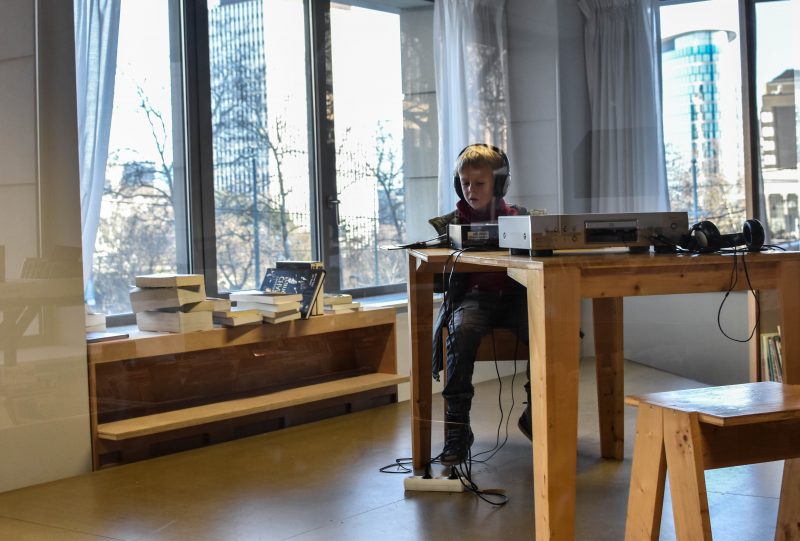 Un enfant dans la salle d'écoute du Point Culture (Médiathèque)