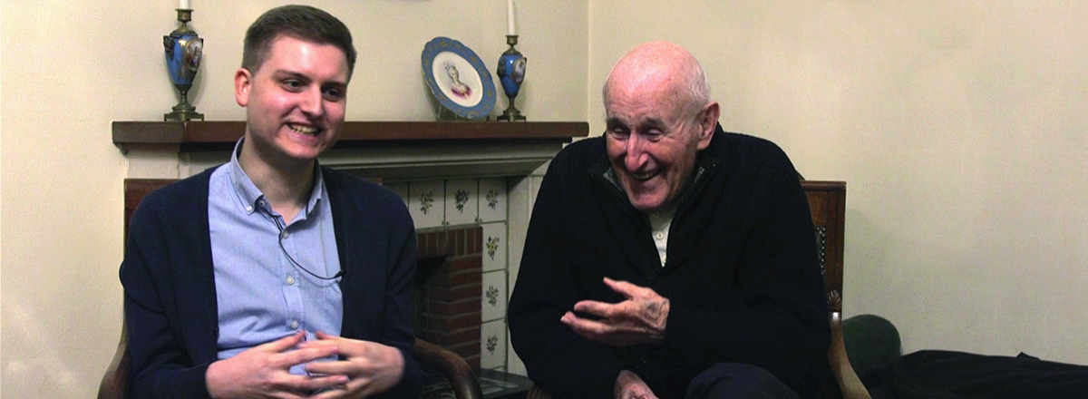 Valentin Dupont, 25 ans, est assis à gauche de Philippe Neuray, 88 ans. Tout deux rigolent.