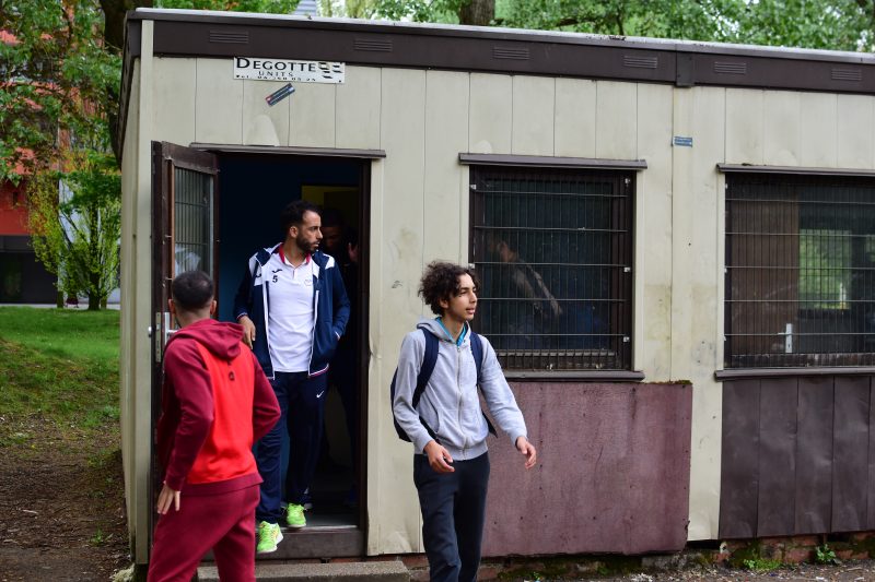 Les jeunes sortent du Préfab'.