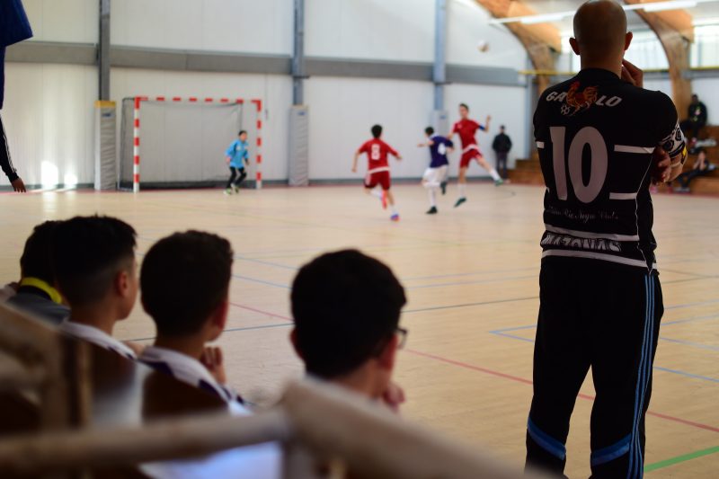 Younes regarde le terrain en encourageant ses joueurs.