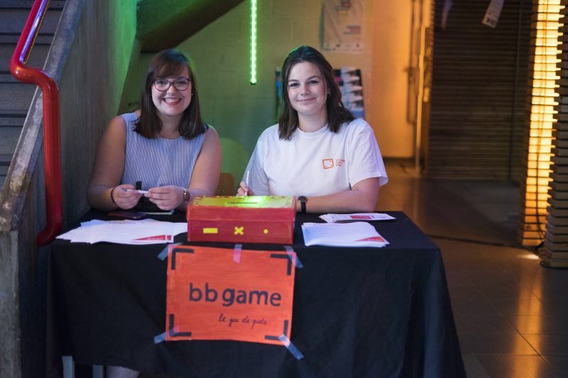 Deux étudiantes au stand BBB Game