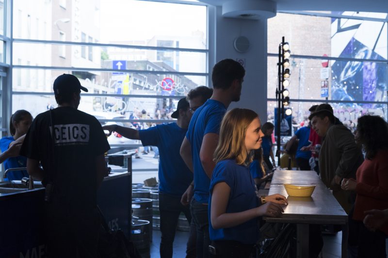 Des étudiants au bar de la NDM