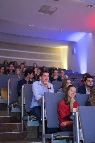 Des étudiants dans l'auditoire pour la Grande Diffusion