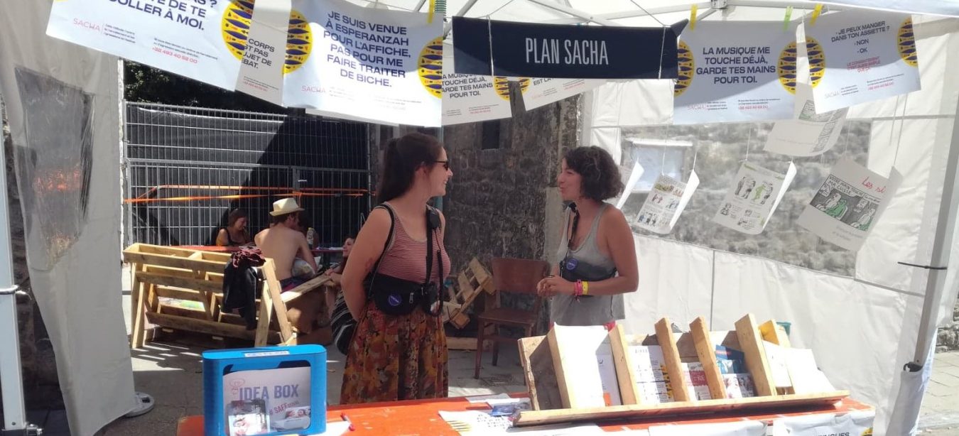 Des bénévoles sont présents dans les trois stands SACHA du festival