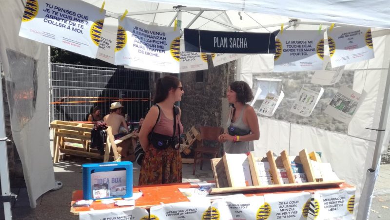 Des bénévoles sont présents dans les trois stands SACHA du festival