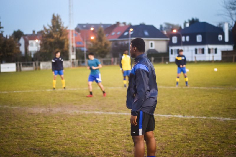 Un jeune réfugié sur le terrain d'entraînement du club de Kraainem.