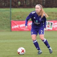 Estelle Peron, balle aux pieds portant le maillot du RSCA