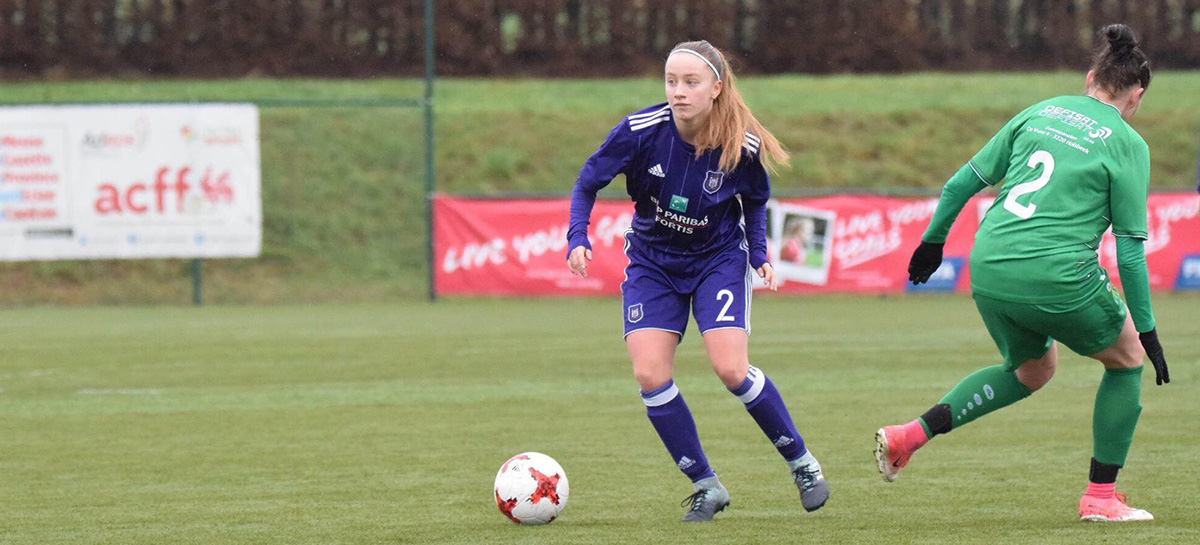 Estelle Peron, balle aux pieds portant le maillot du RSCA