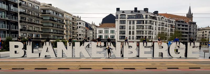 Les joueurs de l'équipe U21 de Kraainem sur le monument de Blankenberge