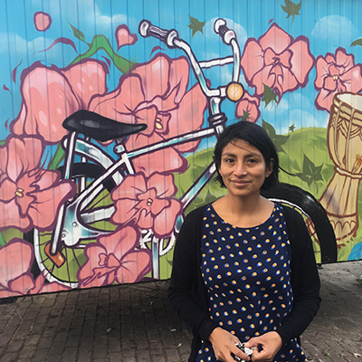 Image montrant une femme devant un graffiti