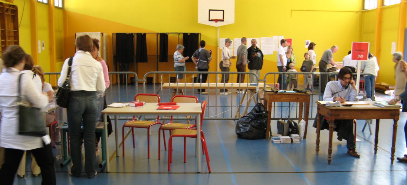 Bureau de vote dans un gymnase