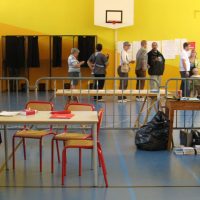 Bureau de vote dans un gymnase