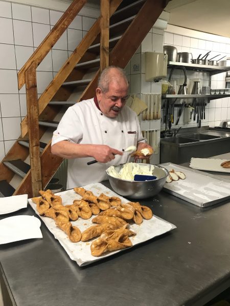 Giovanni est occupé à remplir le cannolo à la ricotta sans sac à douille.