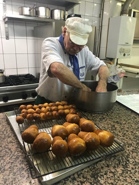 Ignazio laisse mariner les babà dans le rhum.