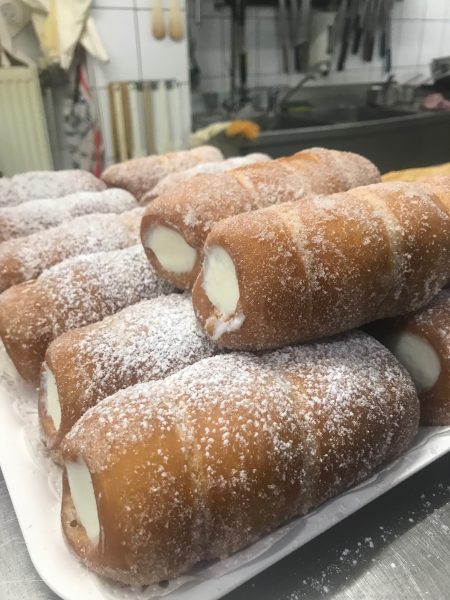 Plusieurs cartoccio. C'est une pâte levée, frite et remplie de ricotta.